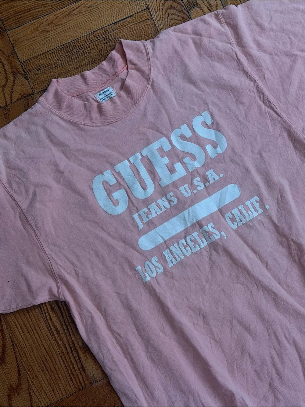 Vintage Guess by Georges Marciano Spell Out Varsity Pink T-Shirt USA Cotton - Picture 2 of 8